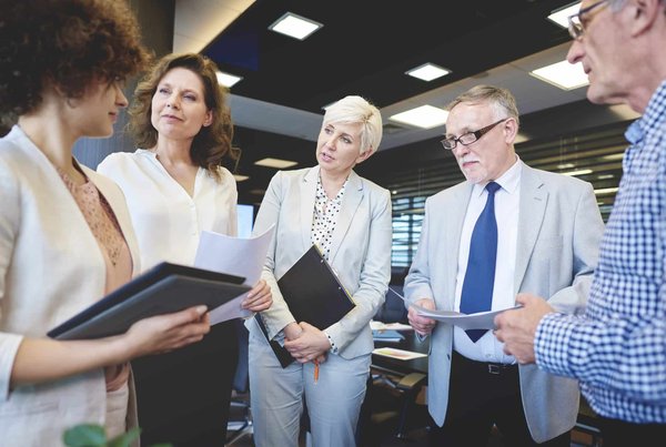 Quelles sont les meilleures options d'éclairage pour un salon de détente dans le jardin ?