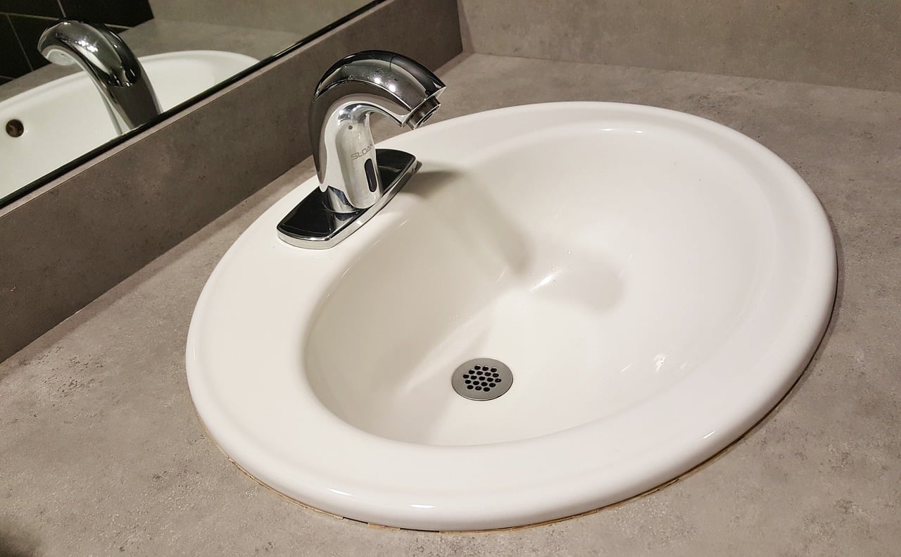 Comment entretenir et nettoyer efficacement les canalisations de la salle de bains ?