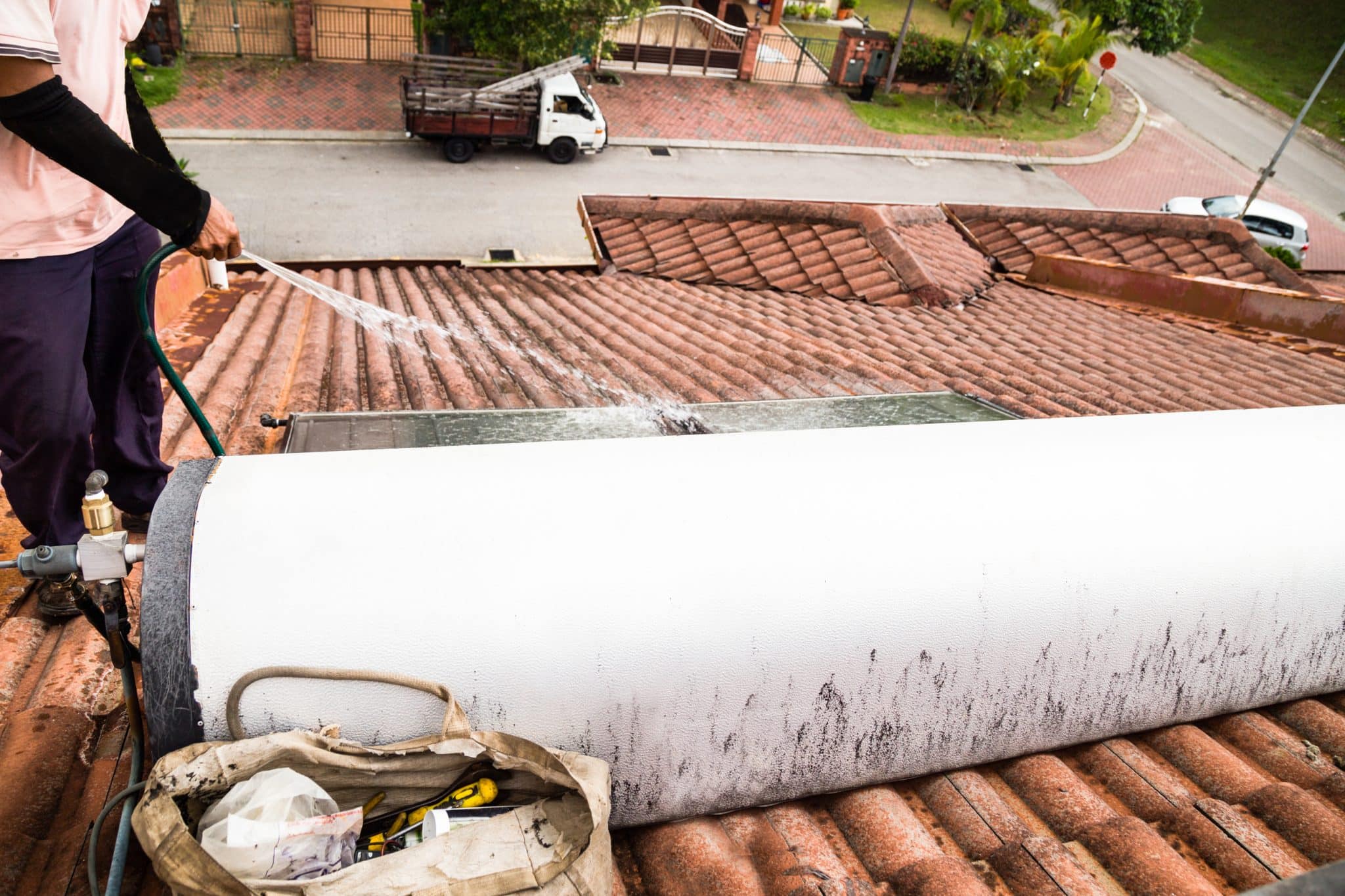 Nettoyage et démoussage de toiture : Solutions sur mesure à Hyères
